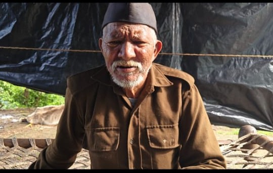 प्रधानमंत्री आवास योजना का सच : झुंडाई गांव का वृद्ध दंपत्ति जर्जर खंडहर में जिंदगी काटने को मजबूर