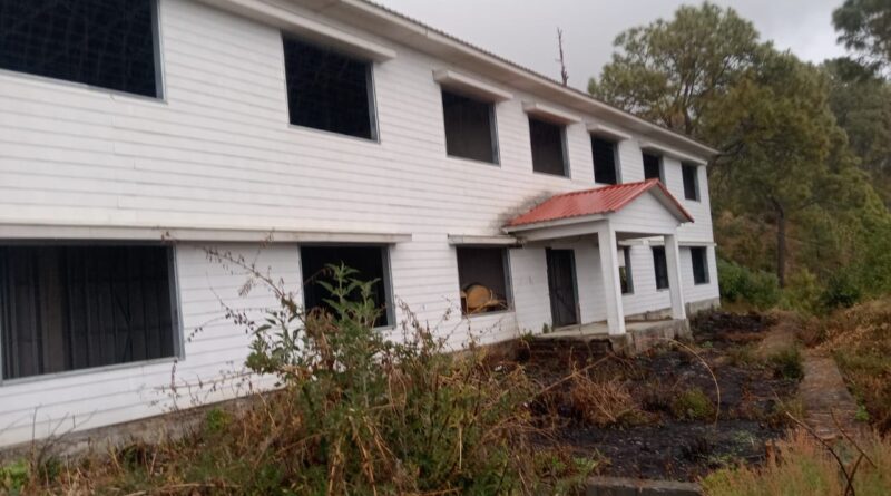 करोड़ों खर्च होने के बावजूद अधूरा पड़ा पॉलिटेक्निक कॉलेज नागनाथ पोखरी का भवन, आवारा पशुओं का अड्डा बना परिसर