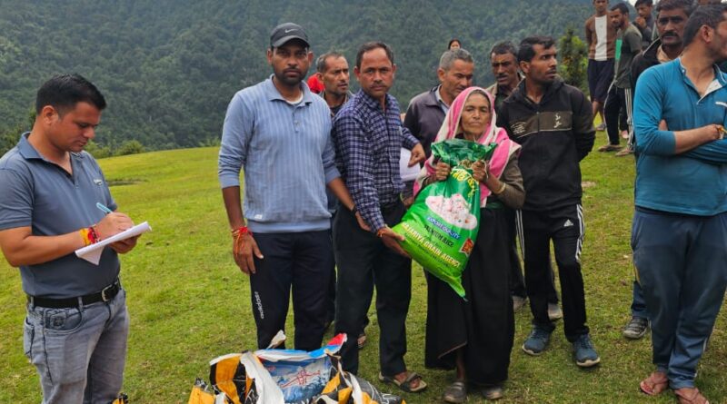 थराली के आपदाग्रस्त सोल क्षेत्र में हेलीकॉप्टर से राहत सामग्री का वितरण