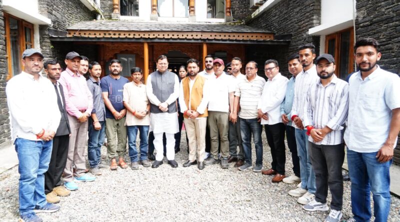 देवाल क्षेत्र पंचायत प्रतिनिधिमंडल ने सीएम  धामी से की मुलाकात, समस्याओं के समाधान का मिला आश्वासन