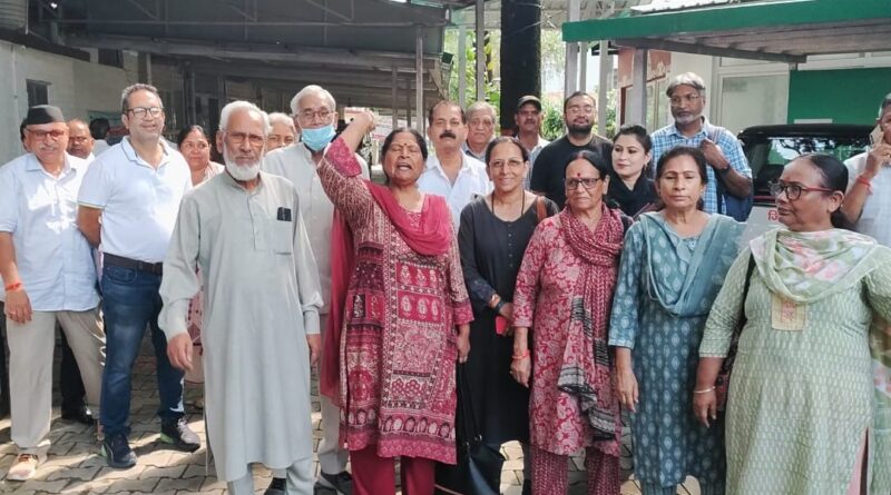 एलीवेटेड रोड को लेकर जनसुनवाइयों में अनियमित को लेकर ज्ञापन दिया