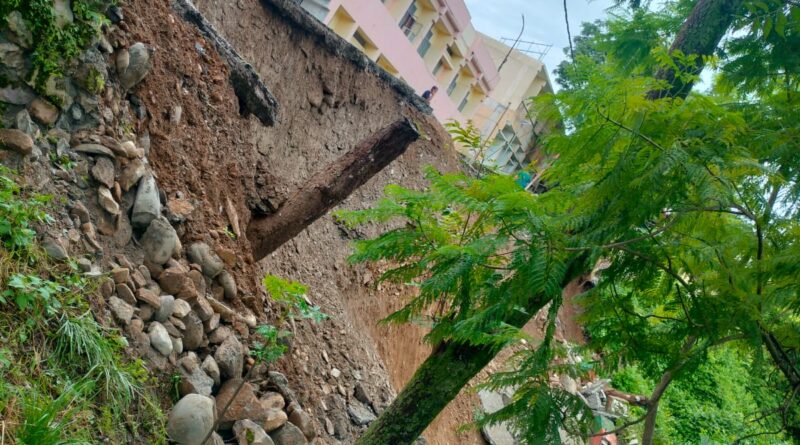 रेल सुरंगों में विस्फोटक प्रयोग से बढ़े भूस्खलन, जनता ने कंपनियों पर लगाया आरोप