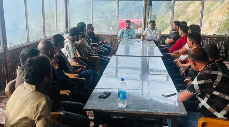 पोखरी में दवा दुकानों पर औषधि निरीक्षकों की छापेमारी, कई खामियाँ उजागर