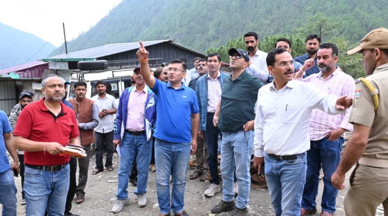 डीएम उत्तरकाशी ने  मोरी ब्लॉक के आपदाग्रस्त क्षेत्रों का किया निरीक्षण, त्वरित राहत कार्यों के निर्देश