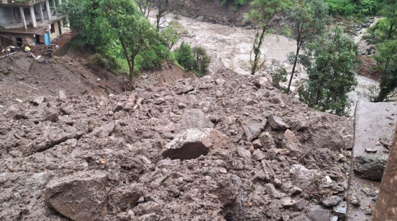 चमोली के आपदाग्रस्त कुन्तरी  गांव  बचाव दलों ने 3  लोगों को मलबे से जिन्दा निकाला, अब भी  लापता 
