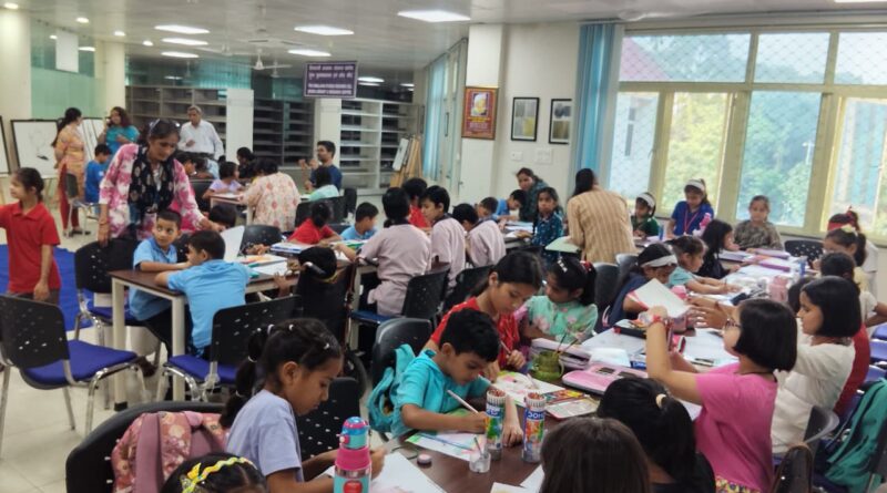 नन्हे कलाकारों ने दून पुस्तकालय में रंगों से सजाई अपनी कल्पनाएँ