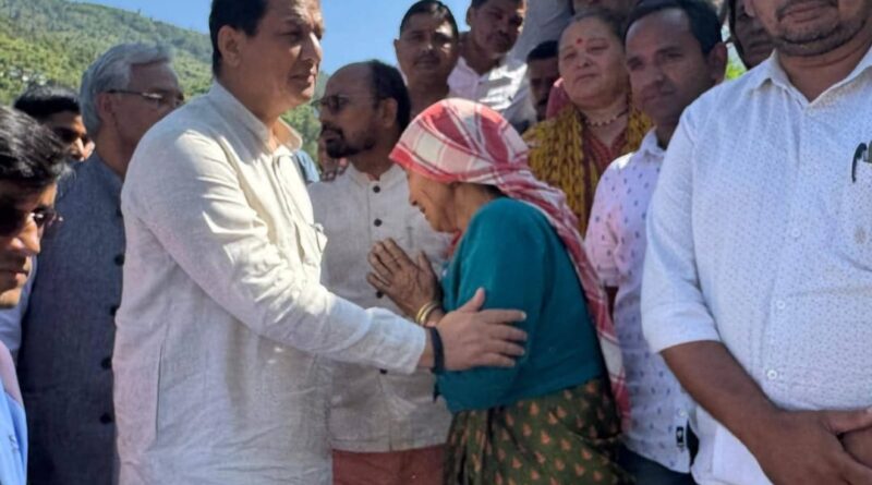 आपदा प्रभावित नंदानगर क्षेत्र का सांसद व पूर्व मुख्यमंत्री ने किया स्थलीय निरीक्षण