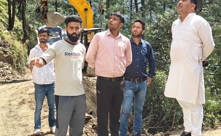 गमेलीगाड़ भूस्खलन क्षेत्र का निरीक्षण, सड़क खोलने के निर्देश