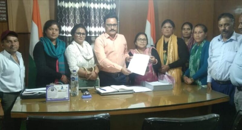 ग्राम प्रधान तो बन गये मगर प्रधानी नहीं मिल रही, नहीं बनी ग्राम सरकार