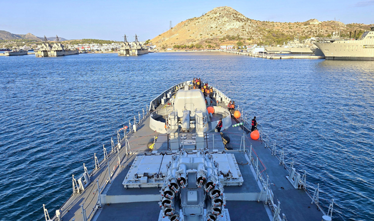 आईएनएस त्रिकंड युद्धक पोत ग्रीस की सलामिस खाड़ी में