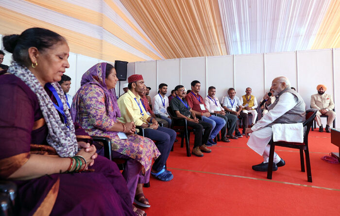 खराब मौसम ने रोका पीएम मोदी का उत्तराखंड आपदा क्षेत्रों का हवाई दौरा, देहरादून में पीड़ित परिवारों से की मुलाकात