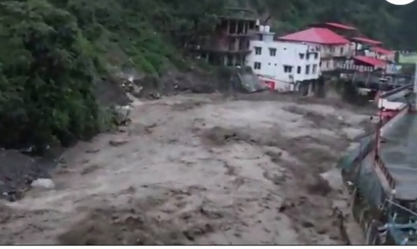 देहरादून पर टूटा आसमान, : 6 की मौत, 2 लापता, 2 घायल, कई मकान, दुकान तबाह