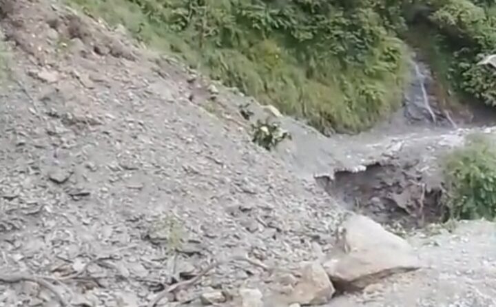 नैनीताल: गर्ज़िया–मुक्तेश्वर राज्य मार्ग संख्या 62 का हिस्सा ध्वस्त, आवाजाही ठप