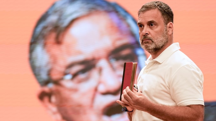 राहुल गांधी ने फिर घेरा चुनाव आयोग को, उठाया वोटरलिस्ट से नाम हटाने का मुद्दा