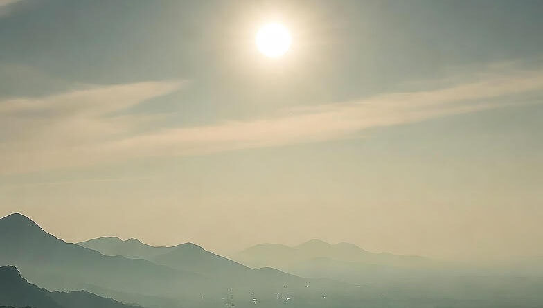 भारत की घटती धूप: बादल और प्रदूषण ने ढका सूरज