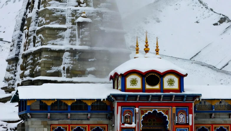 उत्तराखंड में ऊंचाई वाले इलाकों में सीजन की पहली बर्फबारी, पहाड़ों में सर्दी की दस्तक