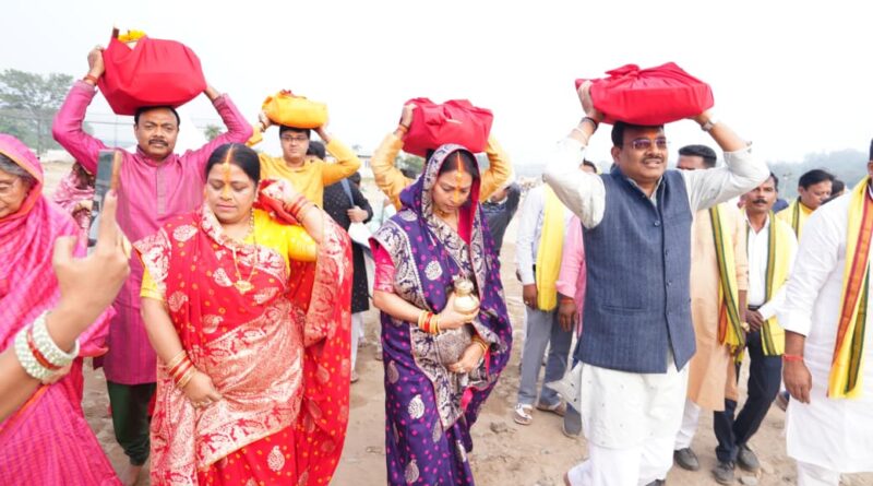 उत्तराखंड के मुख्य सचिव आनन्द बर्द्धन ने छट पर्व पर अस्ताचलगामी सूर्य को अर्घ्य  दिया