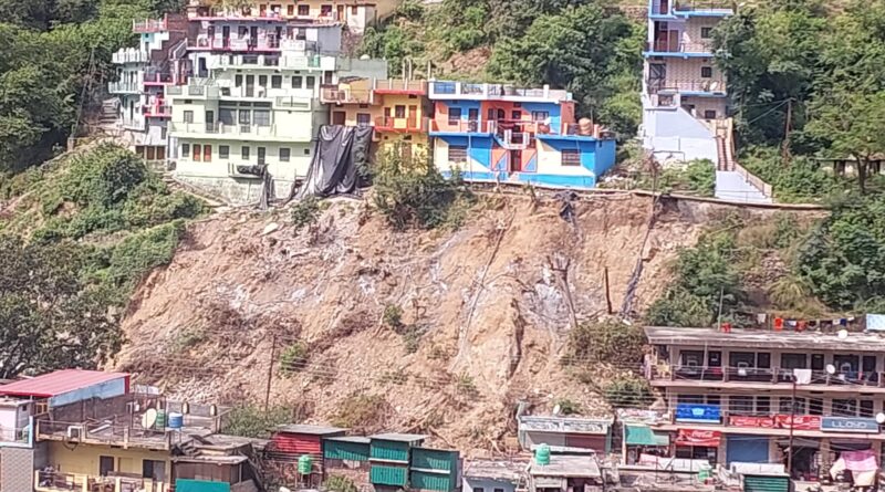 देवप्रयाग: जहाँ सदियों से अडिग मंदिर खड़ा है, वहीं ढह रहे हैं आधुनिक भवन