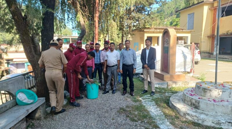 गांधी-शास्त्री जयंती पर थराली तहसील में माल्यार्पण व स्वच्छता अभियान