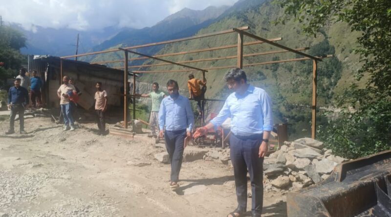 जिलाधिकारी ने किया हेलंग–उर्गम सड़क का स्थलीय निरीक्षण, कार्य में तेजी लाने के निर्देश