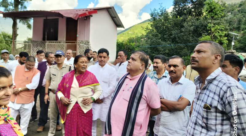 भाजपा प्रदेश अध्यक्ष  महेन्द्र भट्ट ने किया नंदानगर के आपदाग्रस्त क्षेत्रों का दौरा