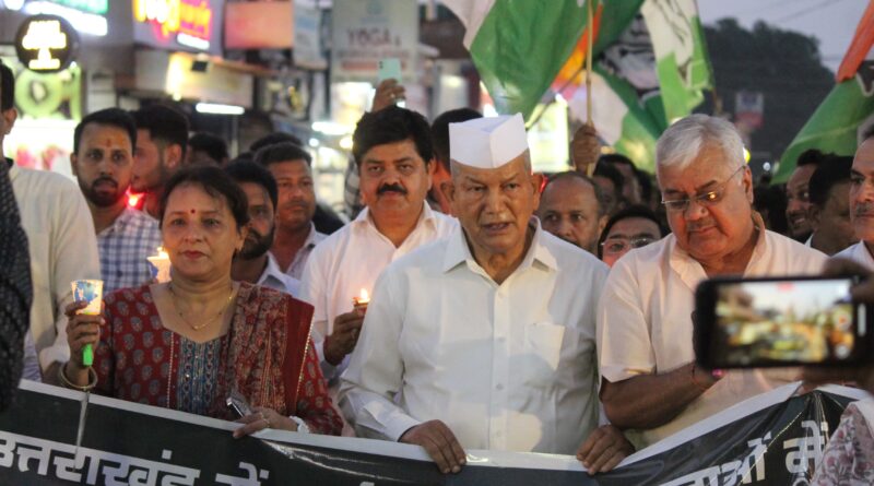 आपदा में दिवंगत लोगों की याद में कांग्रेस का कैंडल मार्च