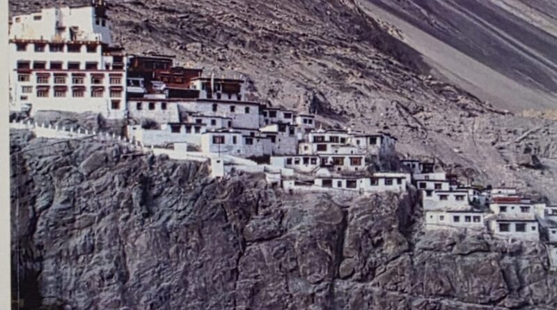 लोकार्पण :: “आवारा कदम अनजान रास्ते” — हिमालय, मनुष्य और स्मृति का महाग्रंथ