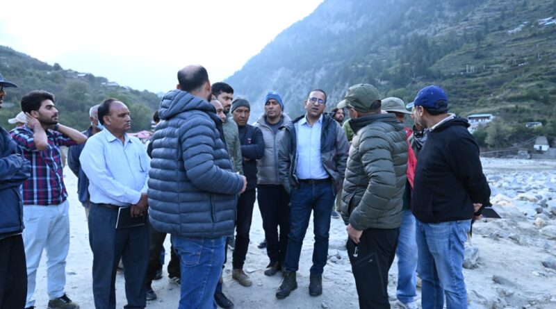 उत्तरकाशी के डीएम ने देर सायं सुनी धराली में आपदा पीड़ितों की सास्याएं