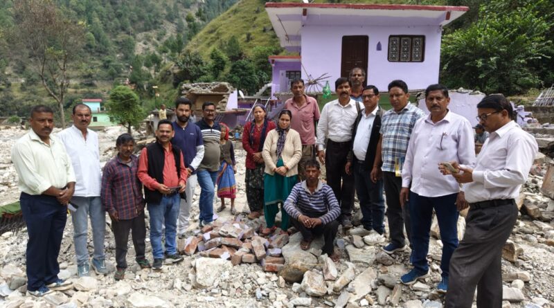 आपदा पीड़ितों की मदद के लिए बढ़े शिक्षकों और कार्मिकों के हाथ