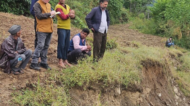 भूवैज्ञानिक ने किया भूधंसावग्रस्त  बमणती गाँव का भूगर्भीय निरीक्षण