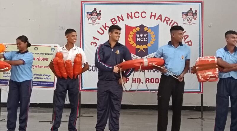 एनसीसी कैडेट्स ने सीखा— ड्रम और बोतलों से कैसे बनाई जाती है राफ्ट