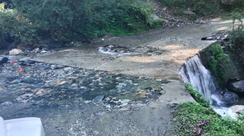 पोखरी ब्लॉक की सड़कों की बदहाल स्थिति, जनप्रतिनिधियों ने शासन से की धन आवंटन की मांग