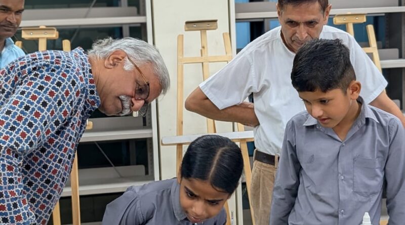 दून पुस्तकालय में स्कूली बच्चों को बृज मोहन शर्मा ने बताये खाद्य पदार्थों में मिलावट की जांच के तरीके