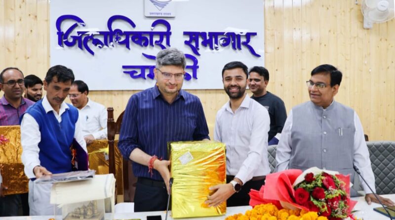 स्थानांतरित जिलाधिकारी संदीप तिवारी को दी कार्मिकों ने भावभीनी विदाई