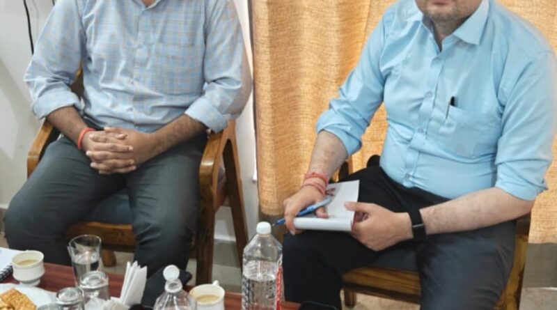 चमोली के पूर्व डीएम तिवारी ने की नये डीएम से शिष्टाचार भेंट