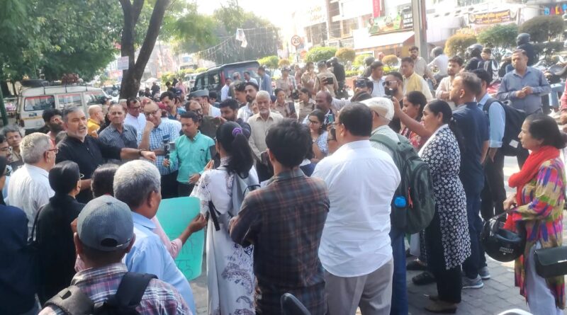 पत्रकारों को बदनाम करने के विरोध में हुआ देहरादून में प्रदर्शन