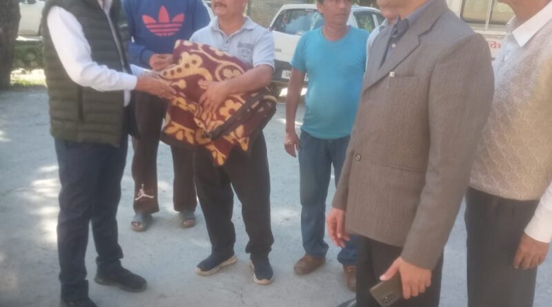 दीवाली  के दिन तोहफ़े लेकर पहुंचा प्रशासन आपदा पीड़ितों के पास