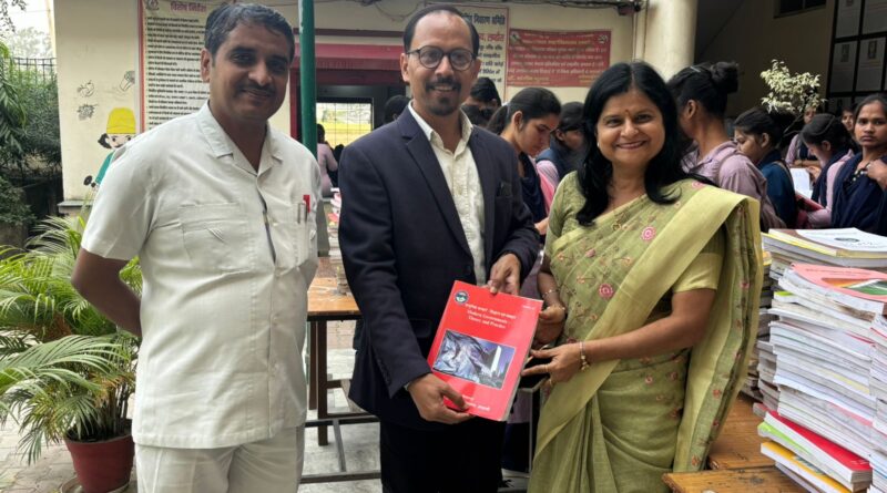 चमनलाल महाविद्यालय में पुस्तक प्रदर्शनी और निशुल्क किताब वितरण