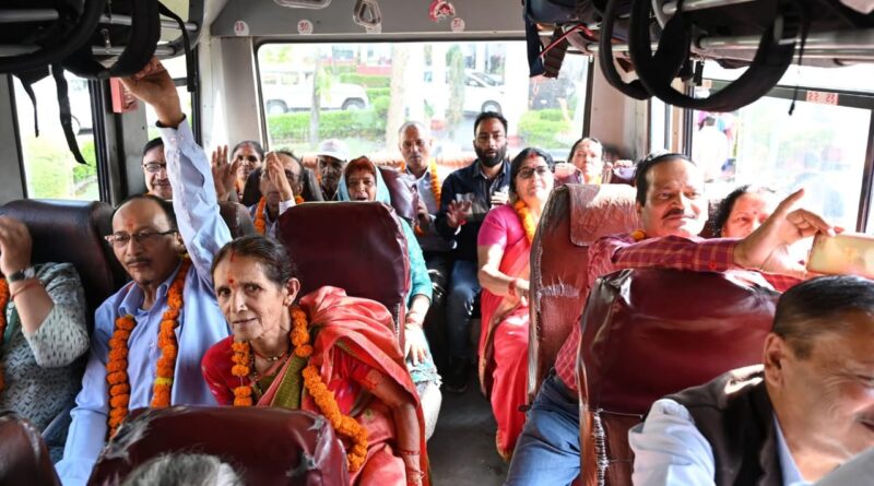 मातृ पितृ तीर्थाटन योजना ; मुख्यमंत्री धामी ने श्रद्धालुओं के दल को गंगोत्री धाम के लिए किया रवाना