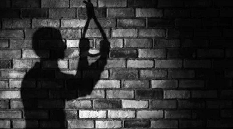 घर में युवक संदिग्ध हालात में फंदे से लटका मिला हरेंद्र बिष्ट की रिपोर्ट