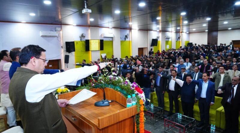 देहरादून पुलिस लाइन में मनाया गया संविधान दिवस , मुख्यमंत्री धामी ने दिलाई संविधान की शपथ