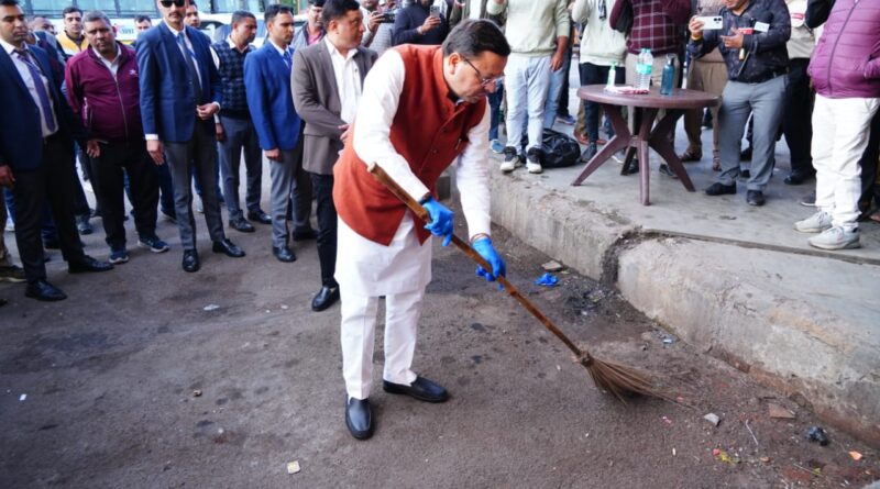 मुख्यमंत्री धामी का आईएसबीटी देहरादून में औचक निरीक्षण, गंदगी देखकर खुद उठाई झाड़ू