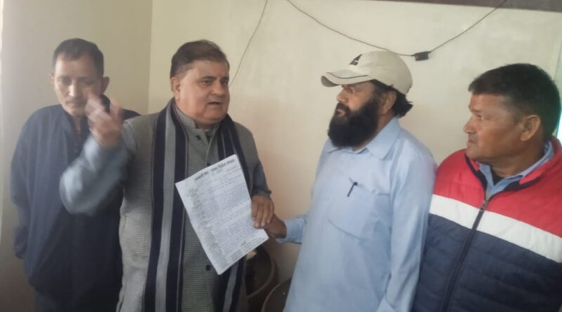 सस्ता गल्ला विक्रेताओं ने सात सूत्रीय मांगों को लेकर सांसद महेंद्र भट्ट को सौंपा ज्ञापन