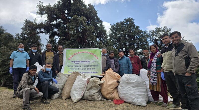 व्यापारियों ने भेंकलताल–ब्रह्मताल ट्रेक रूट पर स्वच्छता अभियान चलाया
