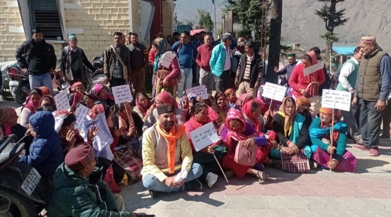 जंगली जानवरों के आतंक के खिलाफ जोशीमठ में वन पंचायतों का जोरदार प्रदर्शन