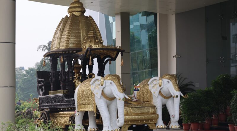 स्वर्ण रथ पर सवार होंगे चक्रवर्ती भरत, हेलिकॉप्टर से होगी पुष्पों-रत्नों की वर्षा