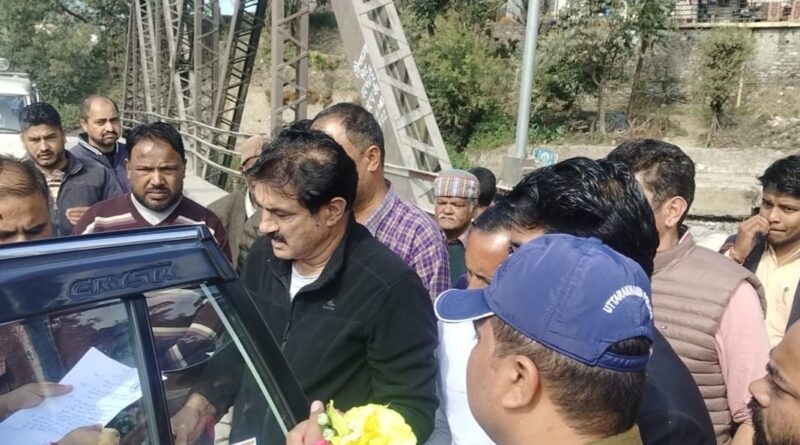 चेपड़ो के आपदा पीड़ितों ने राहत राशि और सुरक्षात्मक कार्यों की मांग को लेकर जिलाधिकारी को सौंपा ज्ञापन