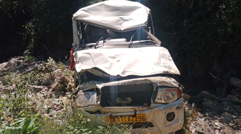 गहरी खाई में गिरी बोलेरो, चालक की मौत, दो गंभीर घायल