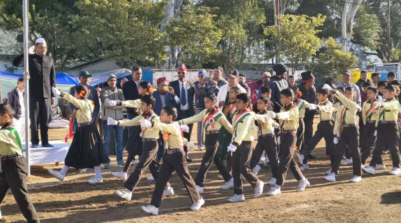गौचर मेले में बाल दिवस धूमधाम से मनाया, जिलाधिकारी ने पहली बार ली मार्च पास्ट की सलामी
