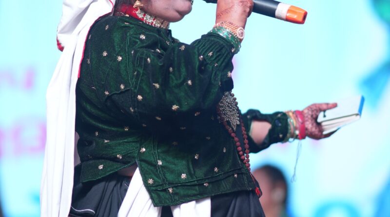 गौचर मेले की पहली सांस्कृतिक संध्या में पम्मी नवल ने खूब बांधा समां